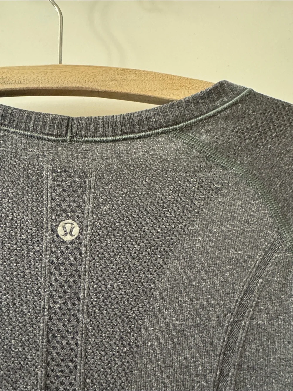 Lululemon Swiftly Tech Long-Sleeve Shirt Waist Length in Heathered Black Size 8